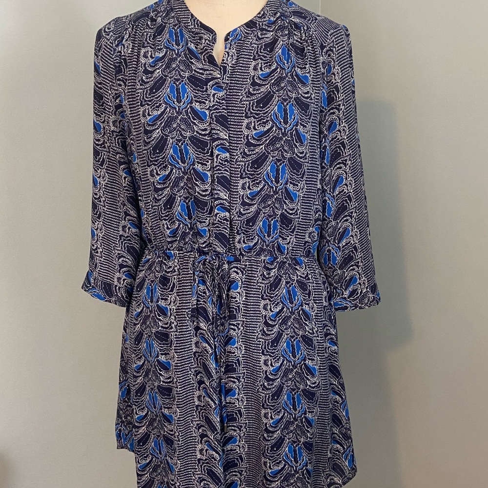 Fun dress with pockets and swoop hem line! Size 8